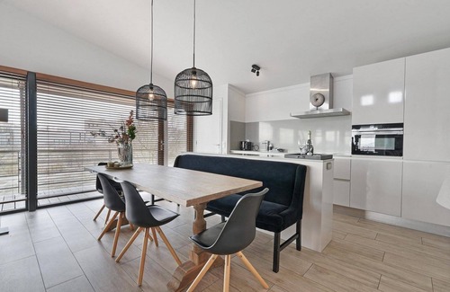 Ouddorp House | The 6-person Villa Deluxe features a luxurious and comfortable interior, terrace with a view over the water, perfect for families with children.