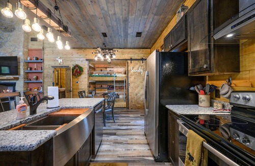 Broken Bow Apartment | The Adirondack Hottub Shuffleboard Fireplace Foosball Table Arcade