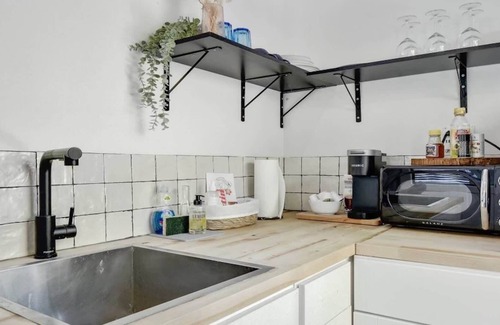 Blackshear-Prospect Hill House | The Adrian | Cozy Modern East Austin Studio