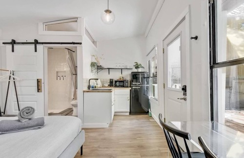 Blackshear-Prospect Hill House | The Adrian | Cozy Modern East Austin Studio