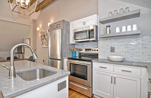 Beacon Hill Apartment | 🌳The Aerie - Swanky Brownstone🏨Walk to MGH🌳Posh Street🐶Dogs Welcome👗Laundry