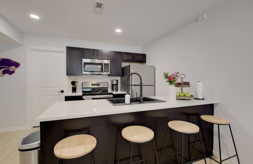 Manhattan Apartment | The Aggie Landing at Home Stay MHK