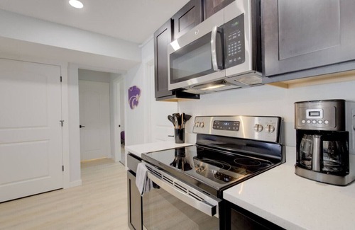 Manhattan Apartment | The Aggie Landing at Home Stay MHK