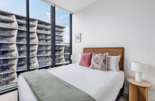 Melbourne Apartment | The Albert Edge - Relaxed Lakeside Escape with Gym