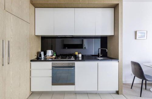Melbourne Apartment | The Albert Edge - Relaxed Lakeside Escape with Gym