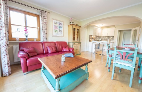 Garmisch-Partenkirchen Apartment | The “Alpensonne” holiday apartment in Garmisch-Partenkirchen boasts a fresh, new