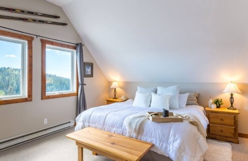 Silver Star Mountain Ski Chalet | The Alpine | No Service Fees | Ski-In & Ski-out