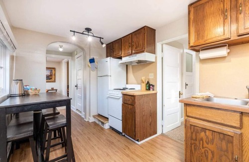 Lower Avenues Apartment | The Amber Suite - Historic Avenues Downtown Apt