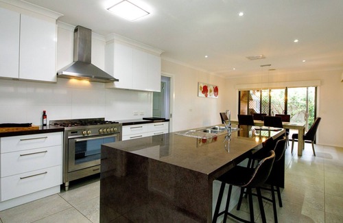 Yarrawonga House | The Anchorage so close to Lake Mulwala and walking/running trails.