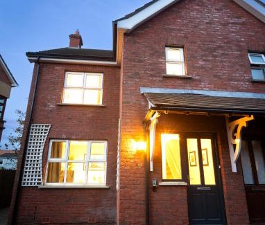 Ormeau House | The Annadale - Luxury 3 bd House - Gold Short Term Stays