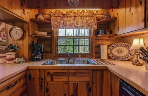 Lake Junaluska Cabin | The Ark- Unwind with Mountain Views | Premier Amenities
