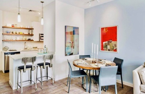 Cambridgeport Apartment | The Art House King Bed Harvard and MIT walking distance