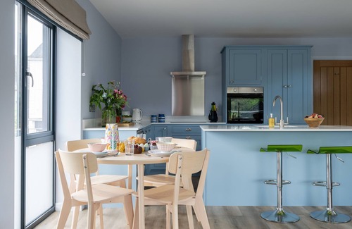 Kingsbridge Apartment | The Art Loft - an apartment that sleeps 4 guests in 2 bedrooms