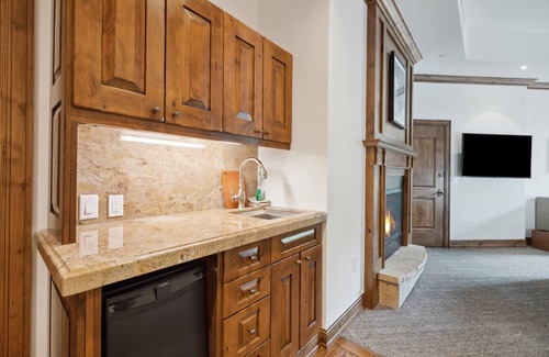 Aspen Apartment | The Aspen Mountain Residences Luxury Studio King Room Mountainside