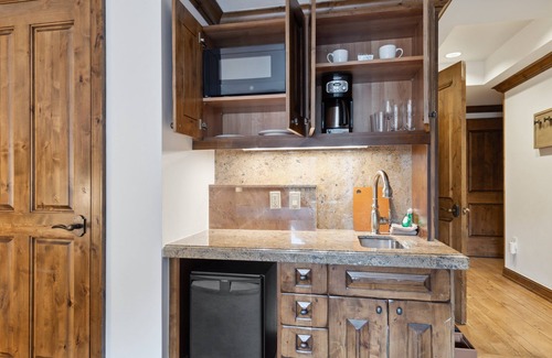 Aspen Apartment | The Aspen Mountain Residences Luxury Studio King Room Mountainside