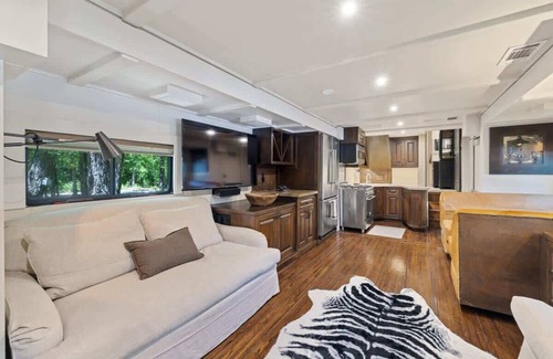 Austin Villa | The Aspen Unit near COTA: Hot Tub, BBQ & Events!