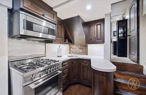 Austin Villa | The Aspen Unit near COTA: Hot Tub, BBQ & Events!