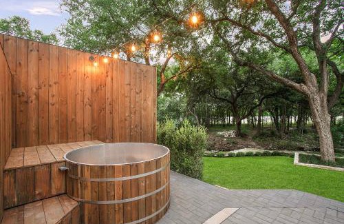 South Lamar Apartment | The ATX South Lamar Creekside Retreat with a pool