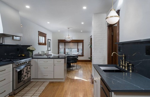 Wauwatosa House | The Auburn Hideaway - Cozy 3BR Home in Wauwatosa