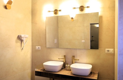 Chiaia Bed & Breakfast | The B&B "Ai 13 Gradoni di Chiaia is an oasis of calm in the center of Naples.