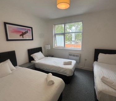 Newcastle-upon-Tyne Apartment | The Bake Apartment - 5 bedroom Large Apartment sleeps up to 16 person