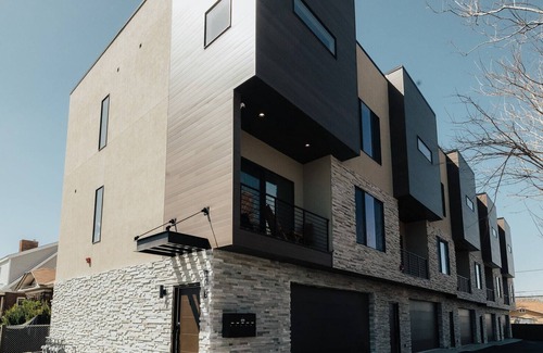People's Freeway House | The Ballpark - New Trendy Townhome with 6 beds, private garage, and 6 desks