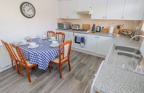 Llanelli Cottage | THE BEACH HOUSE, family friendly, country holiday cottage in Llanelli