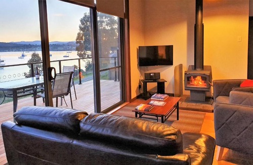 Dover House | The Beach House- private jacuzzi and wood fire!