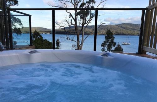 Dover House | The Beach House- private jacuzzi and wood fire!