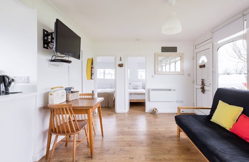 Camber Ski Chalet | The Beach Huts - Yellow Seaside Chalet - Camber Sands