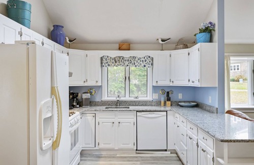 Dennis House | The Beach is waiting for you!