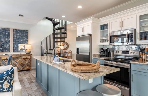 Dauphin Island House | The beach is your backyard in this gulf-front cottage!