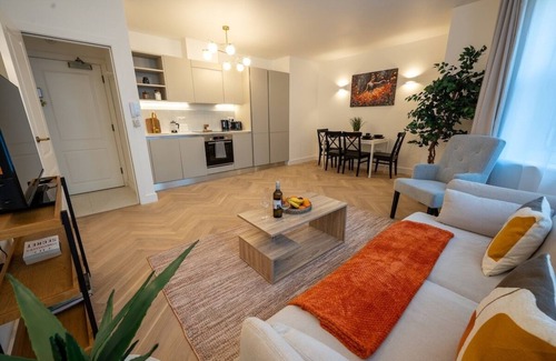 Eastbourne Seafront Apartment | The Beach Way- specious Apt