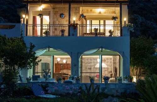 Lygaria Apartment | The Beachfront apartment is part of the Villa Omega complex at Lygaria Beach. En