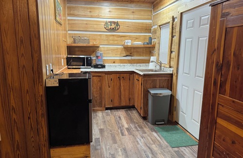 Lancing Cabin | “The Bear Cave” WhittleSticks Cabin in Lancing TN