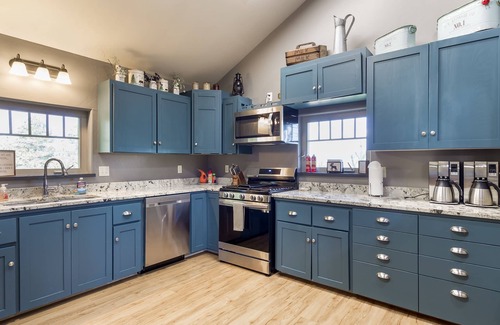Island Park House | The Bear Den,9Br/8Ba,Sleeps 34,Hot tub,BBQ,Firepit,WIFI,20m 2 YNP,Mountain Views