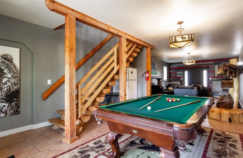 Island Park House | The Bear Den,9Br/8Ba,Sleeps 34,Hot tub,BBQ,Firepit,WIFI,20m 2 YNP,Mountain Views