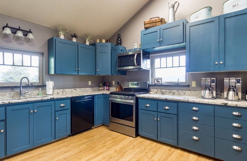 Island Park Cabin | The Bear Den Bundle-12Br-10Ba-Sleeps 42-BBQ-FirePit-Hot tub-20m 2 YNP-Extra Parking-Mountainviews