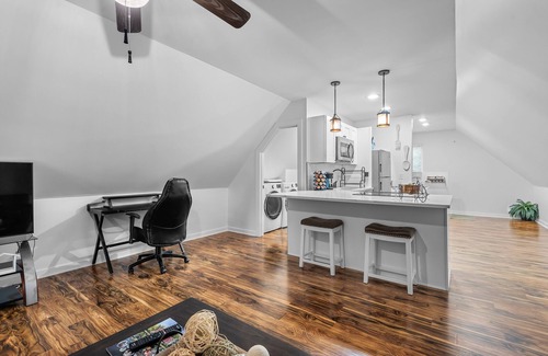 Elkhorn Apartment | The Beautiful Loft at Skyline