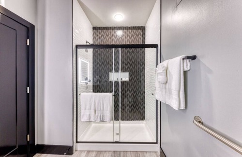 Biloxi Hotel | The Bella's Rocker's Rhapsody Suite, Sleeps 4, 2 Queens, Private Patio