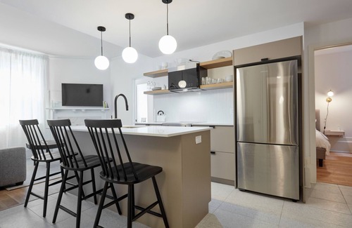 Shaughnessy Village Apartment | The Bergen - 3 bedrooms,1.5 bathroom Apartment in Montreal Downtown With Parking