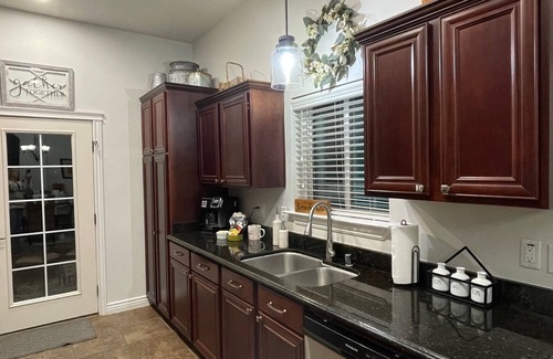 Biggs Field House | The Best Home for Families-Dogs/Pool/Gated Community w/Security & Many Amenities