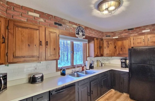 Killington Apartment | The Big Lebearski- AC, Grill, Fire Pit, Hot tub!