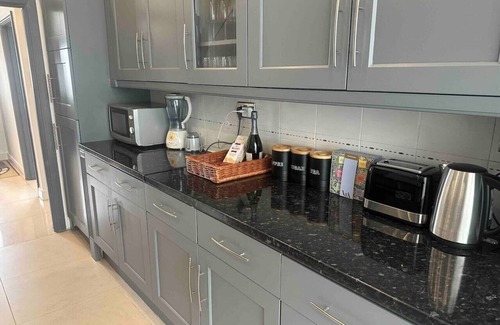 Catford House | The Big London Base – 5 Beds for Friends, Family and contractors