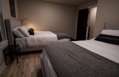 Bentonville Cabin | The Bike Inn #1, Devils Den Double Suite
