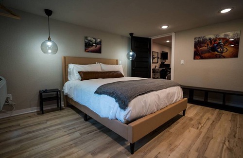 Bentonville Cabin | The Bike Inn #2, Back 40, Double Room