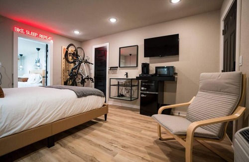 Bentonville Cabin | The Bike Inn #2, Back 40, Double Room