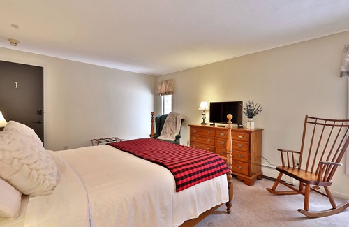 Killington Cabin | The Birch Ridge: Colonial Maple Room #1 - Queen Suite in Renovated Killington Lodge