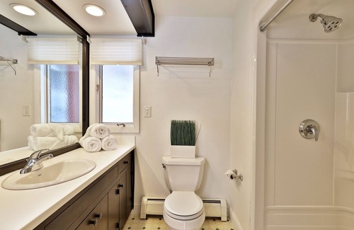 Killington Cabin | The Birch Ridge: Colonial Maple Room #1 - Queen Suite in Renovated Killington Lodge