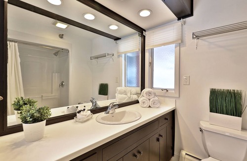 Killington Cabin | The Birch Ridge: Colonial Maple Room #1 - Queen Suite in Renovated Killington Lodge